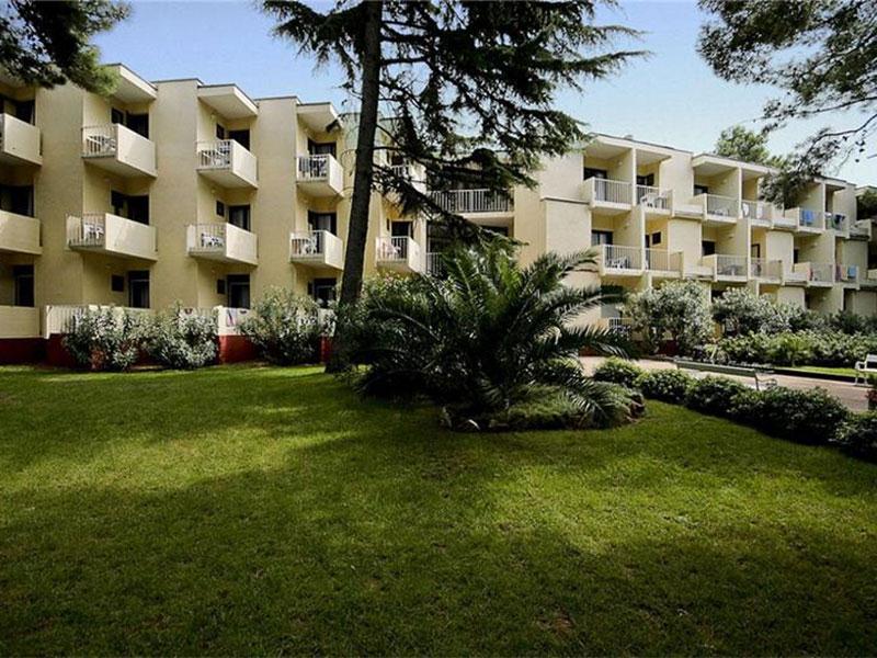 Apartman - Villa 2+2 - pogled na zelenilo, terasa